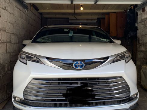 Used 2022 Toyota Sienna Platinum AWD/4WD image 16