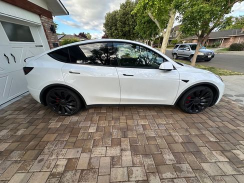 Used 2022 Tesla Model Y Performance AWD/4WD image 2