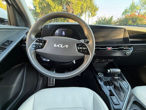 Used 2023 Kia Niro EX Touring image 14