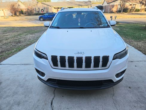 Used 2019 Jeep Cherokee Latitude Plus w/ Comfort/Convenience Group image 4