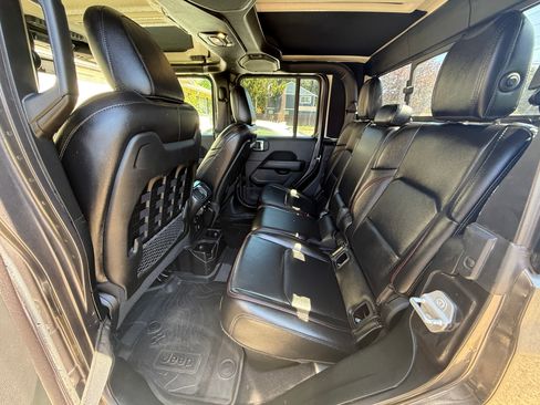 Used 2021 Jeep Gladiator Rubicon AWD/4WD image 11