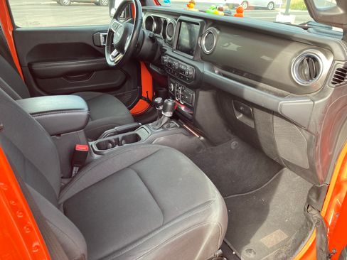 Used 2019 Jeep Wrangler Unlimited Sahara w/ Uconnect 4C Nav & Sound Group image 16