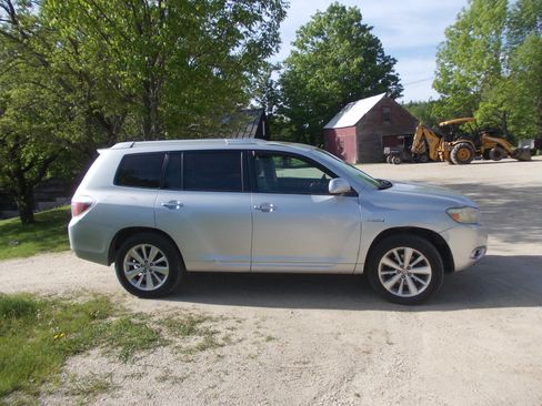 Used 2010 Toyota Highlander Limited AWD/4WD image 2