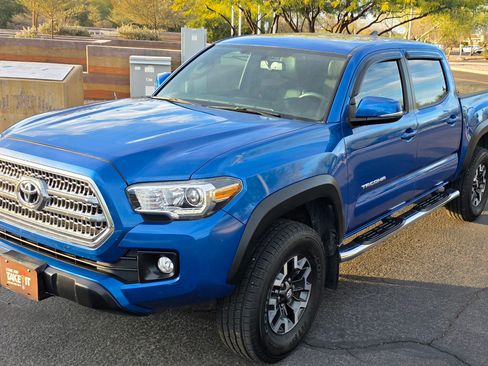 Used 2017 Toyota Tacoma TRD Off-Road image 4