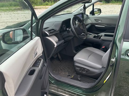 Used 2022 Toyota Sienna XLE w/ XLE Plus Package FWD image 8