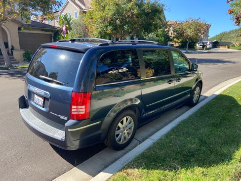 Used 2009 Chrysler Town & Country Touring image 4