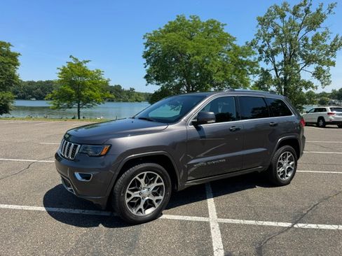 Used 2018 Jeep Grand Cherokee Limited AWD/4WD image 2