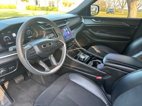 Used 2023 Jeep Grand Cherokee L Laredo RWD image 4