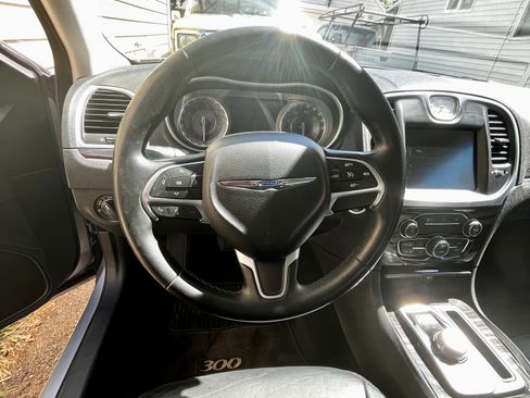 Used 2015 Chrysler 300 Limited RWD image 23