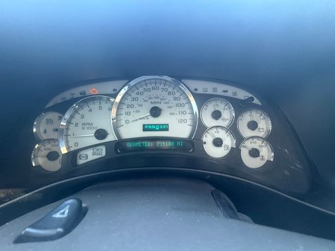 Used 2005 Cadillac Escalade EXT image 11