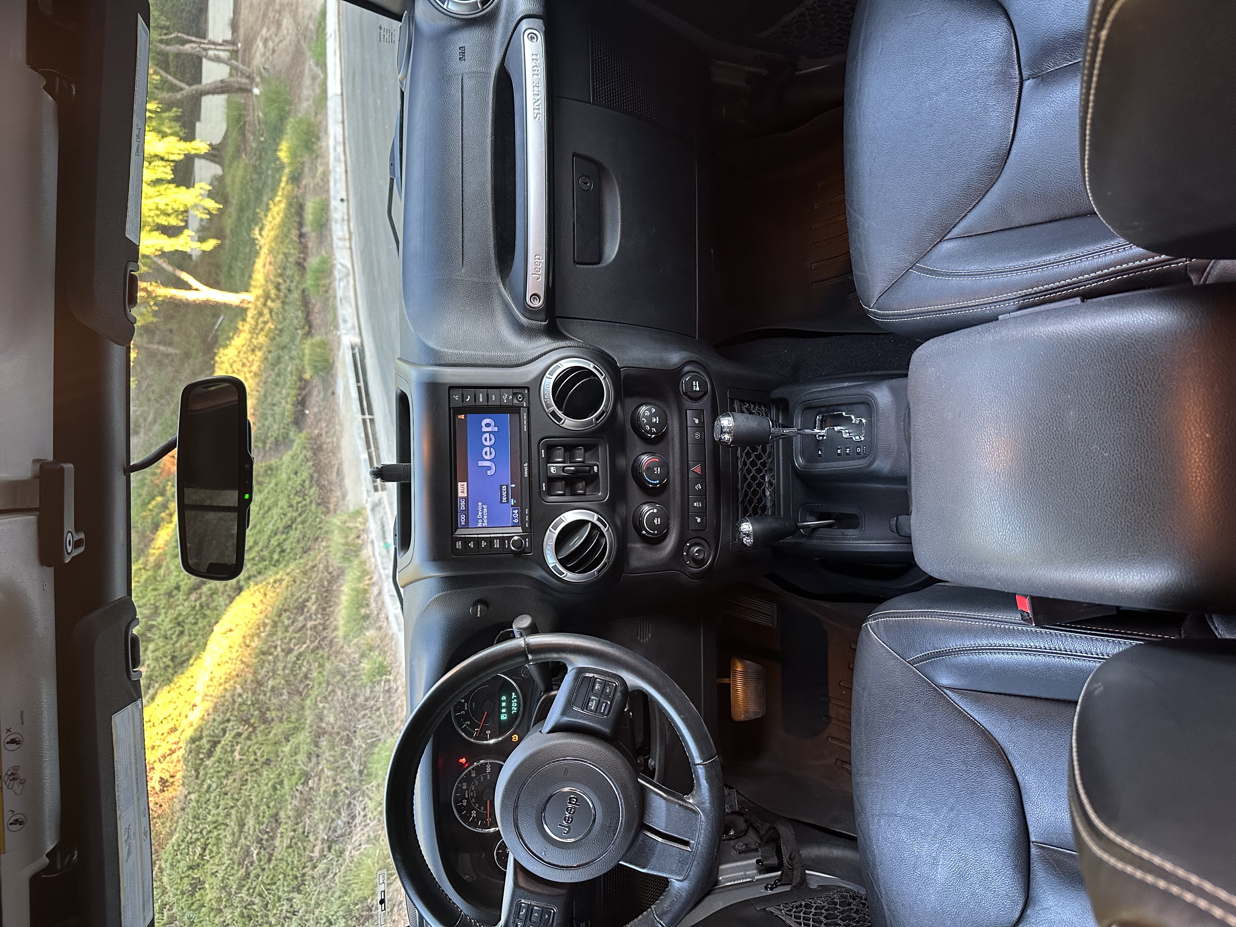 Used 2015 Jeep Wrangler Unlimited Rubicon w/ Connectivity Group AWD/4WD image 6
