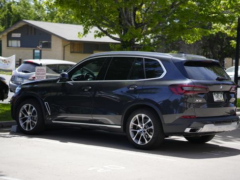 Used 2021 BMW X5 xDrive40i w/ Premium Package AWD/4WD image 4