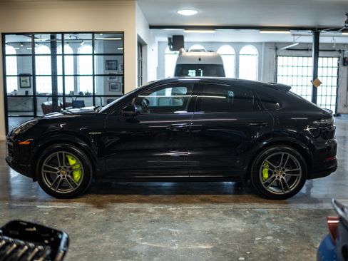 Used 2021 Porsche Cayenne Turbo S image 2