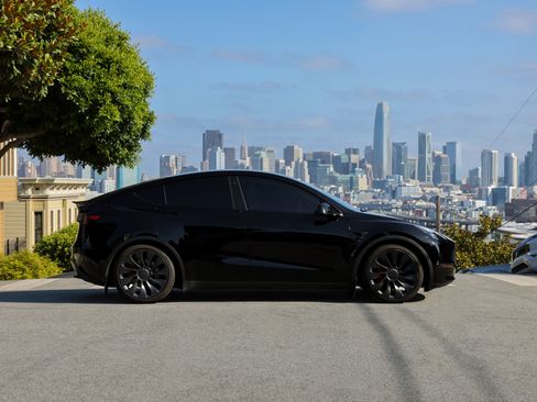 Used 2022 Tesla Model Y Performance image 2