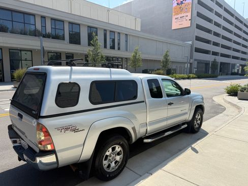 Used 2011 Toyota Tacoma 4x4 Access Cab V6 w/ TRD Off-Road Pkg image 5