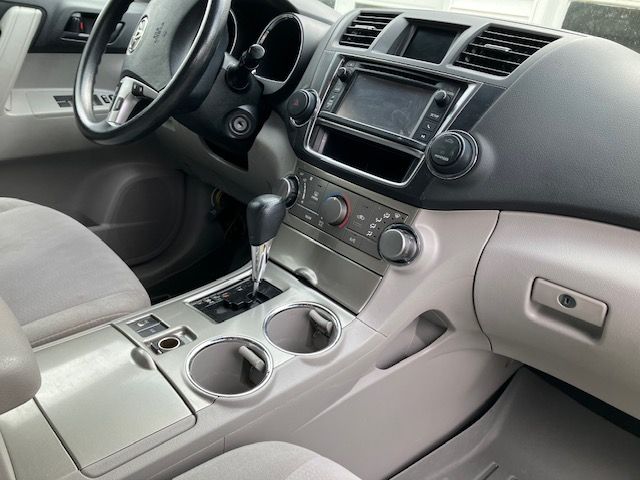 Used 2013 Toyota Highlander 4WD w/ Cold Weather Pkg image 19