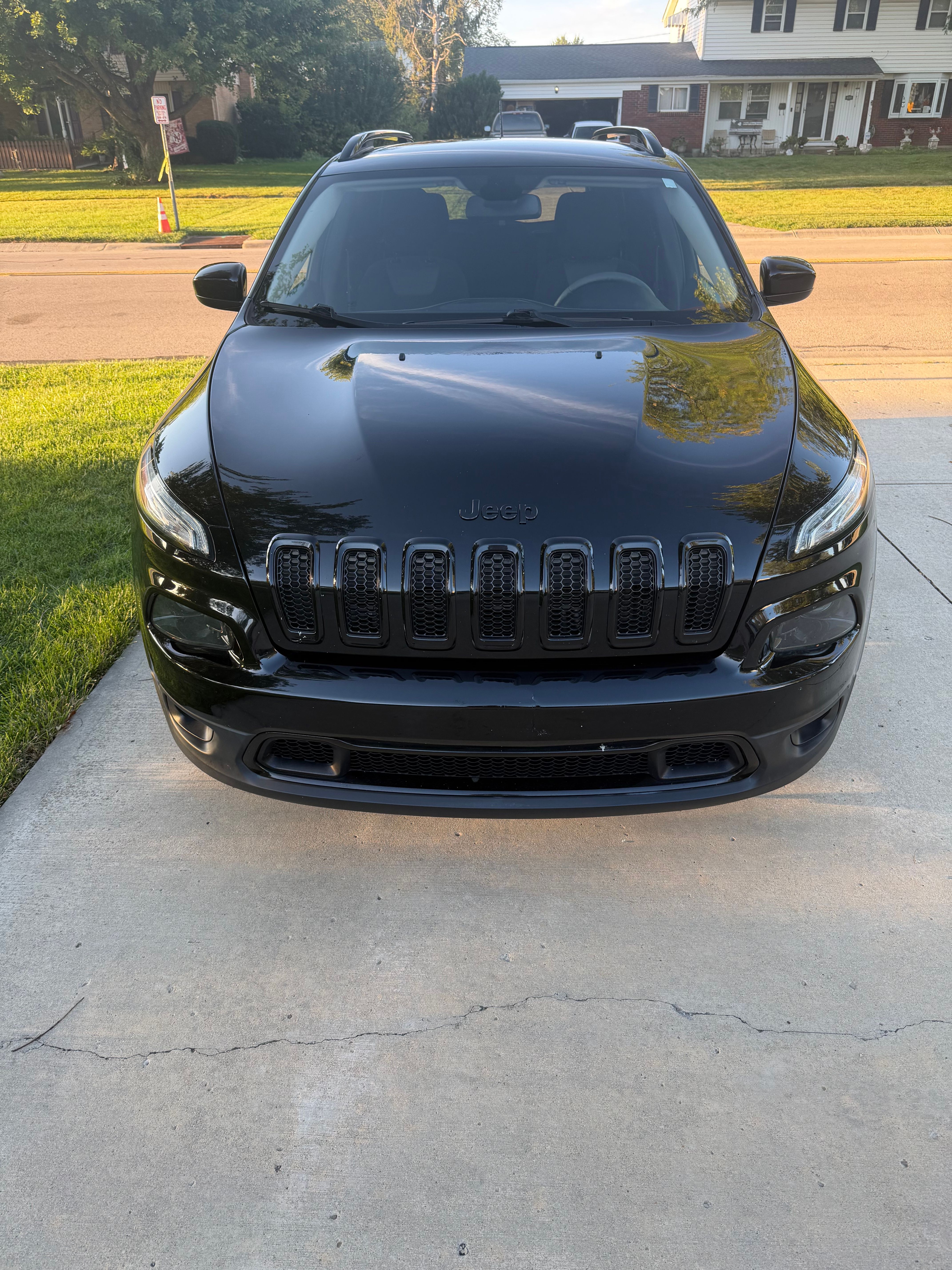 Used 2018 Jeep Cherokee Latitude w/ Altitude Package AWD/4WD image 4