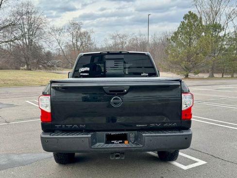 Used 2018 Nissan Titan SV image 9