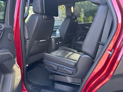 Used 2021 GMC Yukon Denali w/ Denali Premium Package AWD/4WD image 8