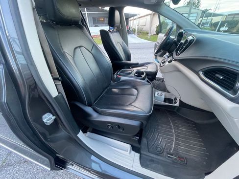 Used 2018 Chrysler Pacifica Limited FWD image 18