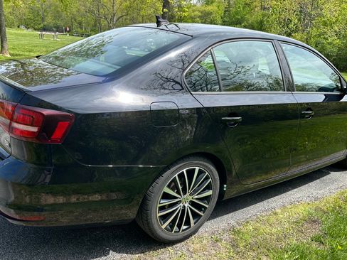 Used 2016 Volkswagen Jetta Sport FWD image 2
