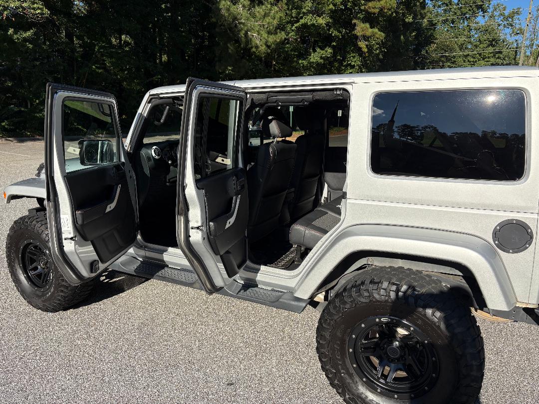 Used 2012 Jeep Wrangler Unlimited Sahara AWD/4WD image 18