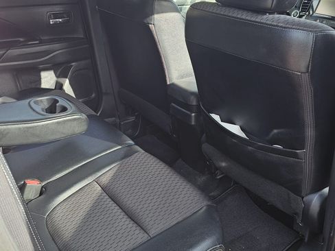 Used 2015 Mitsubishi Outlander SE image 13