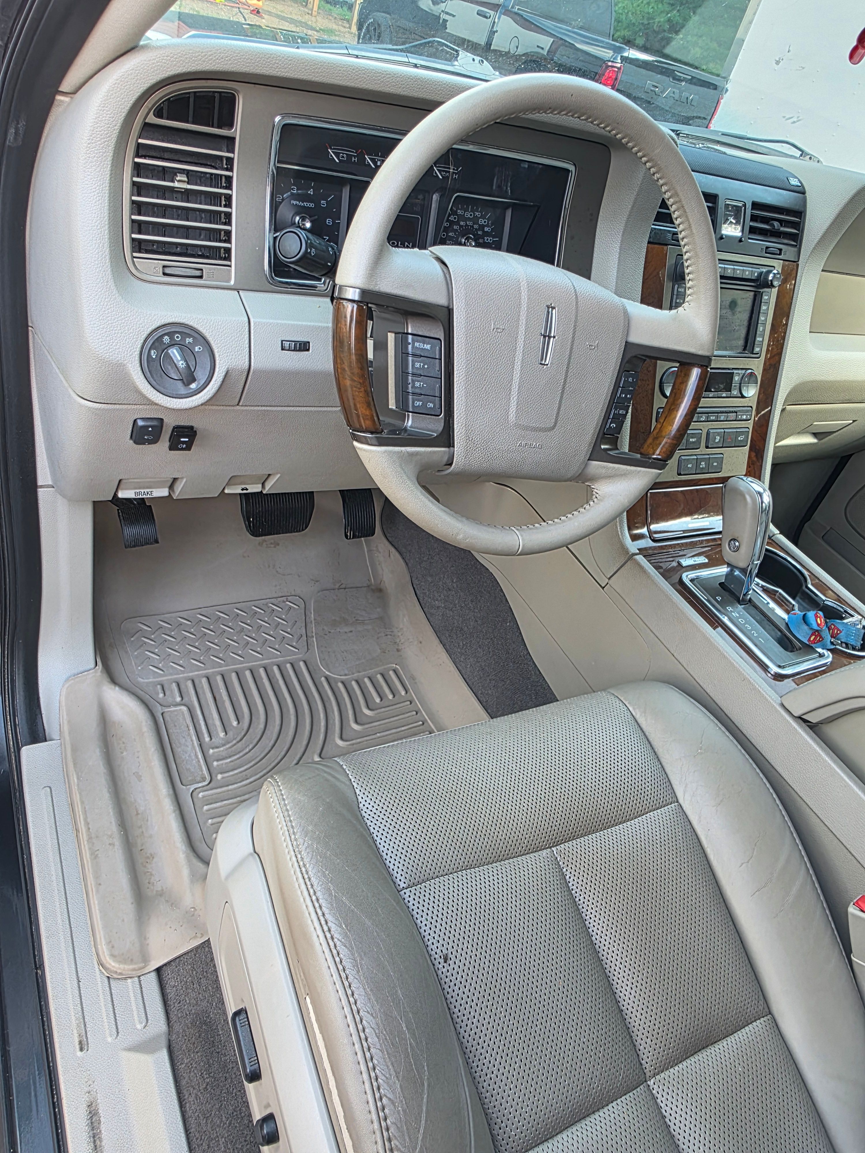 Used 2014 Lincoln Navigator L 4WD image 8