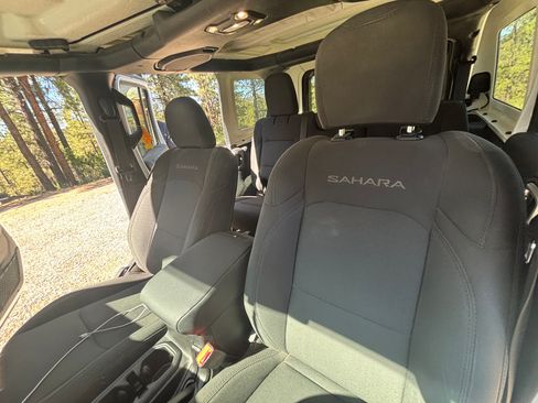 Used 2019 Jeep Wrangler Unlimited Sahara w/ Safety Group AWD/4WD image 12