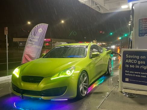 Used 2010 Hyundai Genesis 3.8 image 2