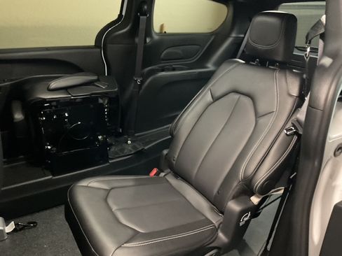 Used 2025 Chrysler Voyager LX image 6