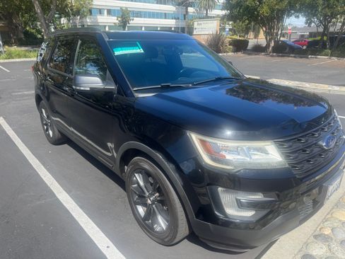 Used 2017 Ford Explorer XLT w/ Equipment Group 202A AWD/4WD image 1