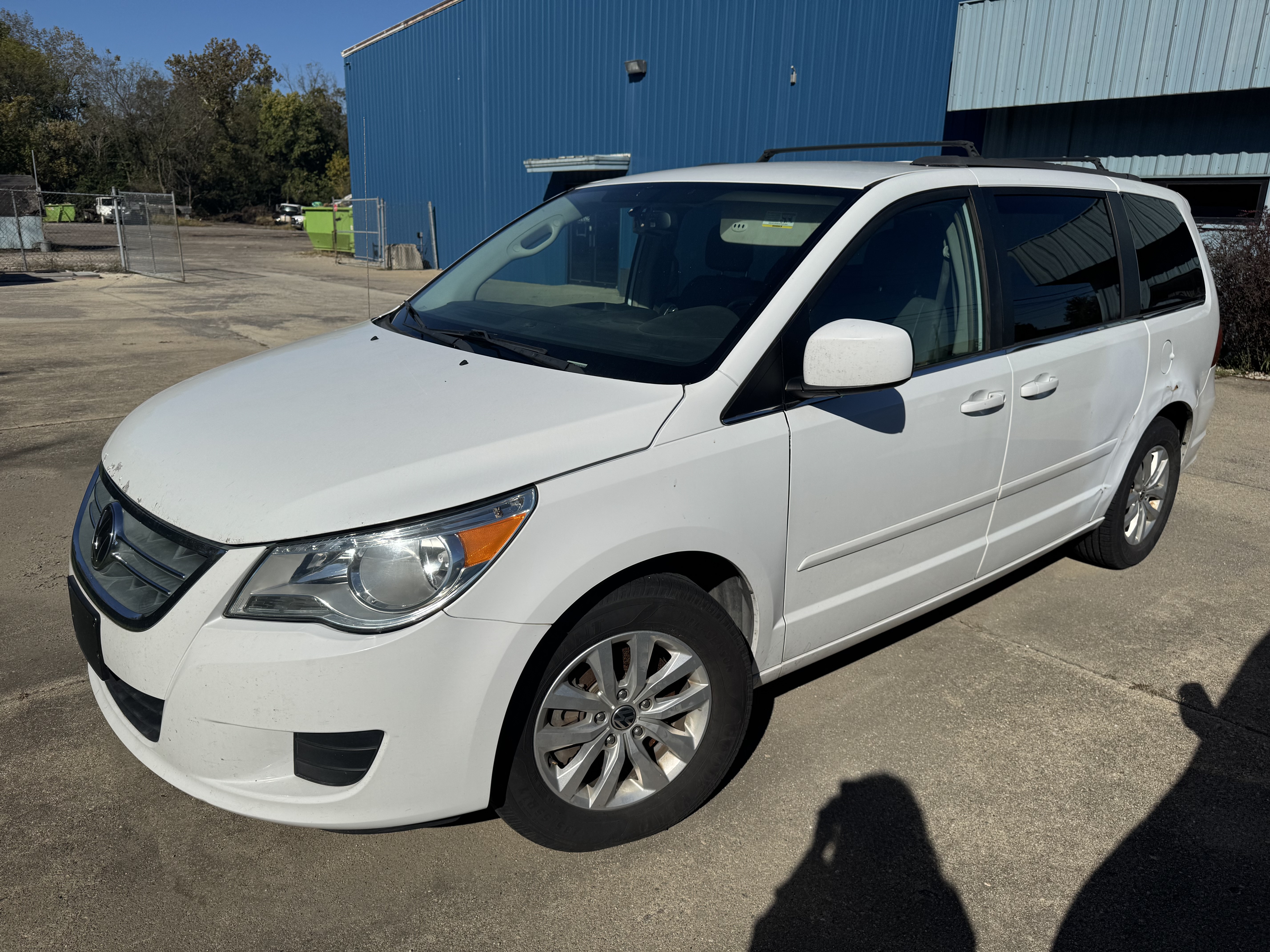 Used 2013 Volkswagen Routan SE FWD image 1