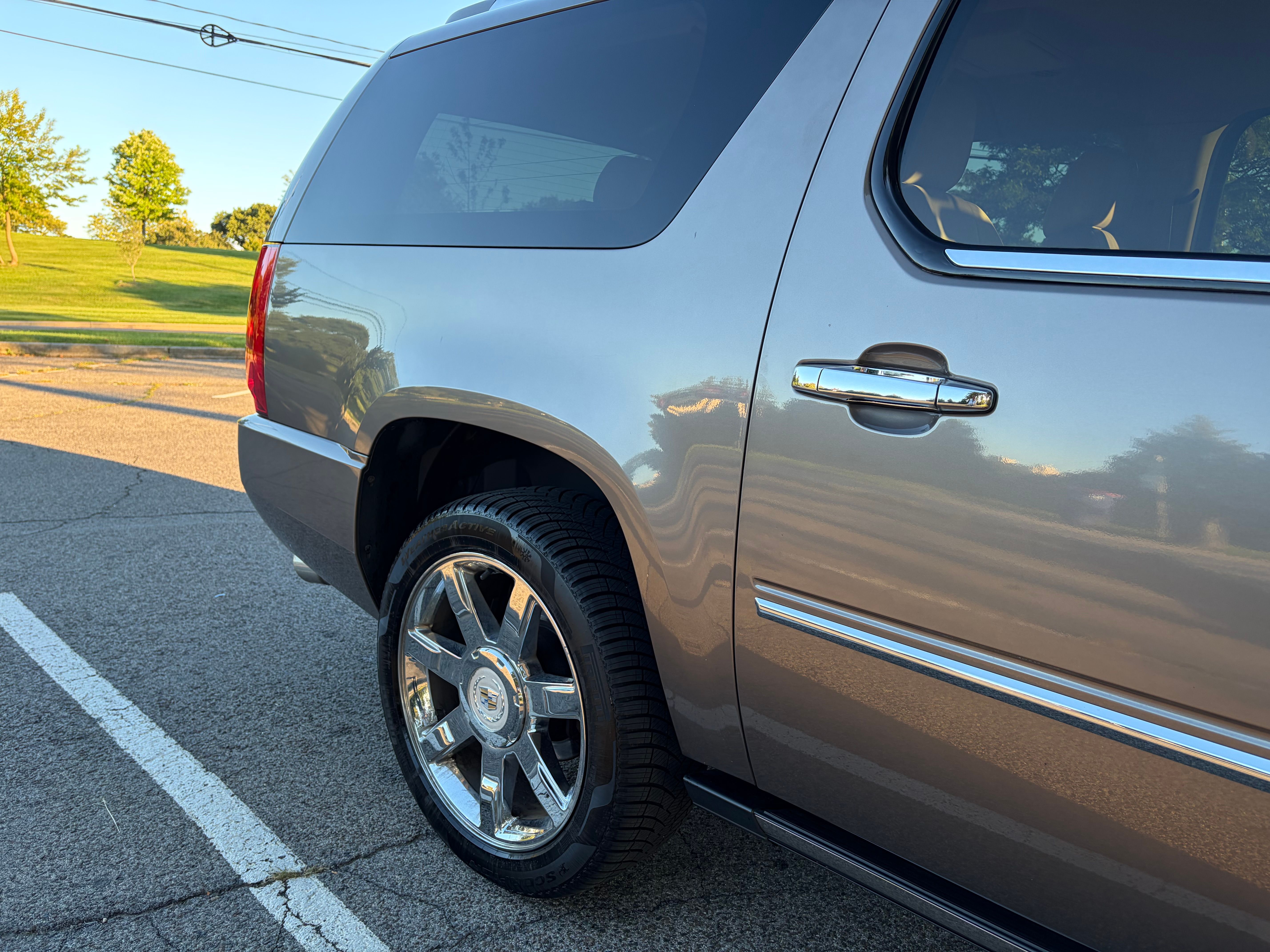Used 2011 Cadillac Escalade ESV Premium AWD/4WD image 15