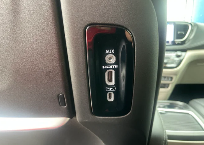 Used 2023 Chrysler Pacifica Touring-L w/ Uconnect Theater Family Group AWD/4WD image 11