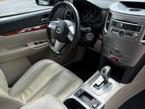 Used 2011 Subaru Outback 2.5i Limited AWD/4WD image 8
