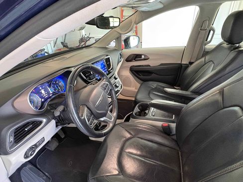 Used 2017 Chrysler Pacifica Touring-L Plus FWD image 10