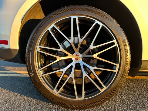 Used 2023 Porsche Macan image 18