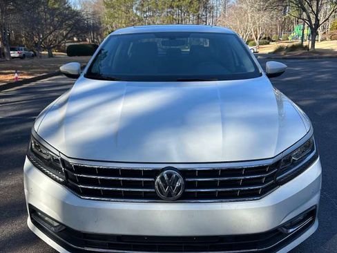 Used 2018 Volkswagen Passat 2.0T SE image 2