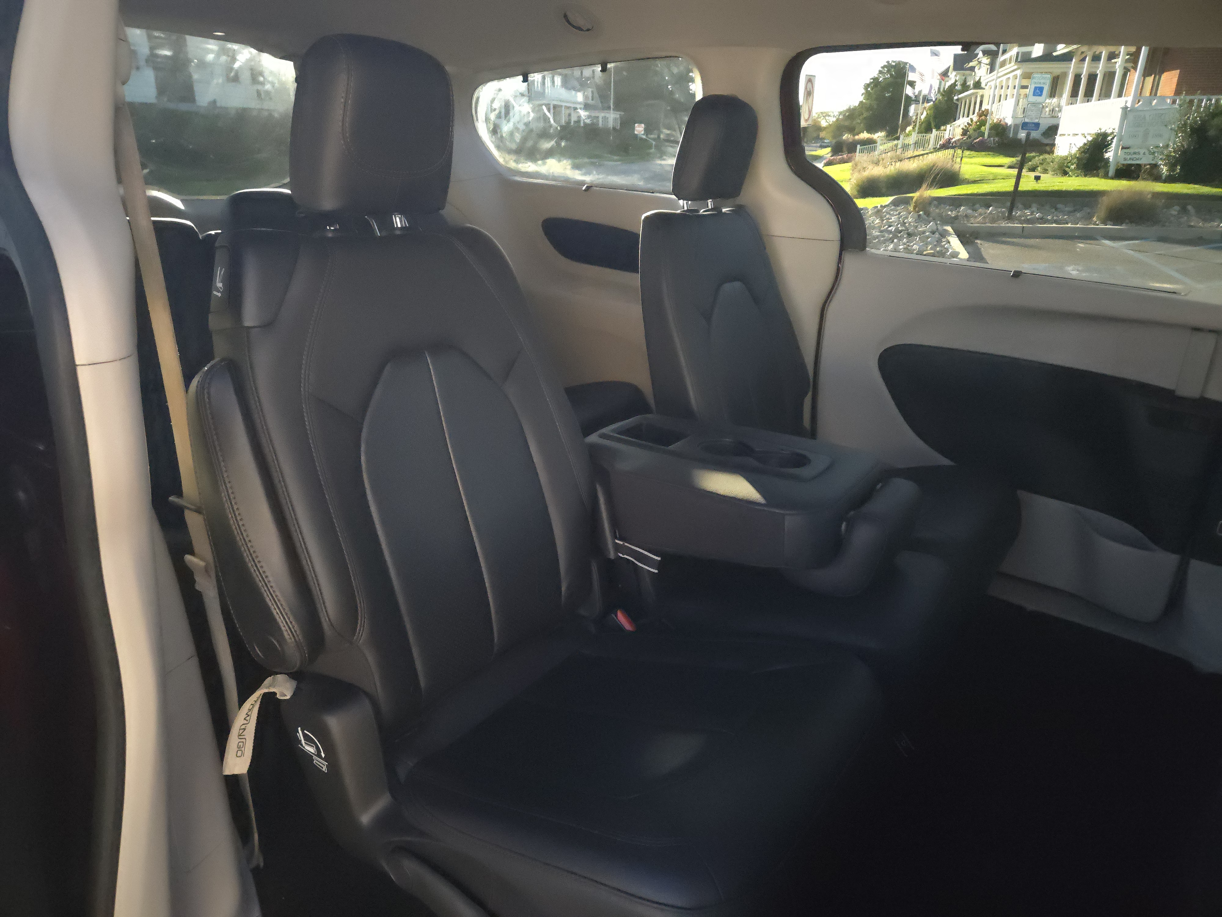 Used 2020 Chrysler Pacifica Touring-L FWD image 11