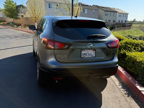 Used 2018 Nissan Rogue Sport S image 2