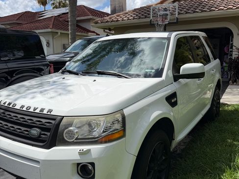 Used 2014 Land Rover LR2 HSE AWD/4WD image 4