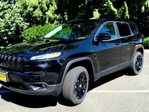 Used 2014 Jeep Cherokee Latitude w/ Comfort/Convenience Group AWD/4WD image 1