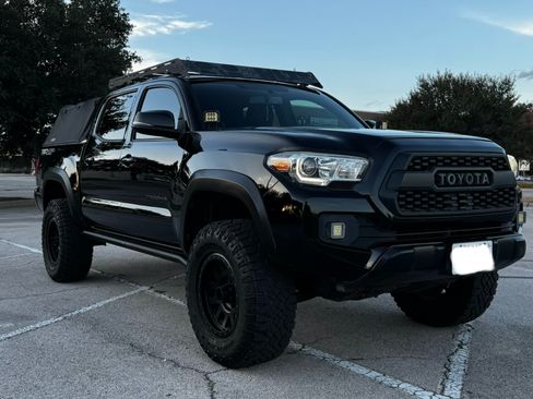 Used 2017 Toyota Tacoma TRD Off-Road w/ Premium & Technology Package AWD/4WD image 4