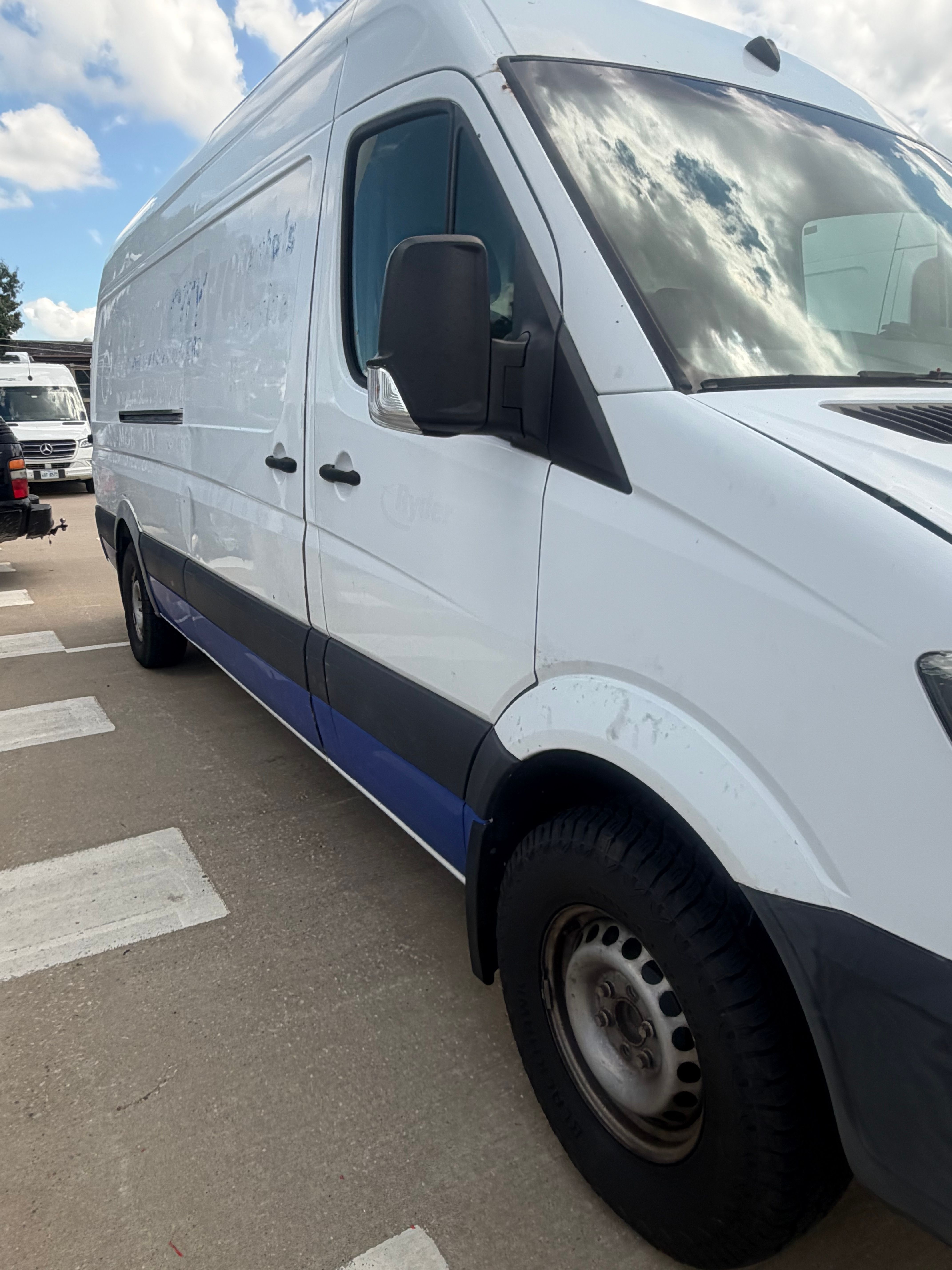 Used 2015 Freightliner Sprinter 2500 RWD image 2