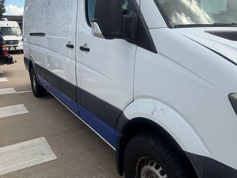 Used 2015 Freightliner Sprinter 2500 RWD image 2