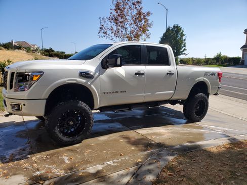 Used 2017 Nissan Titan PRO-4X w/ Pro-4x Convenience Package image 5