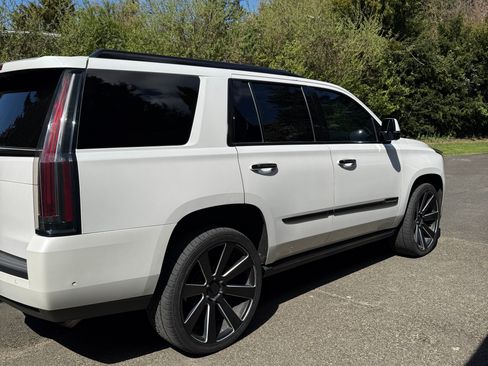 Used 2019 Cadillac Escalade Premium Luxury image 2