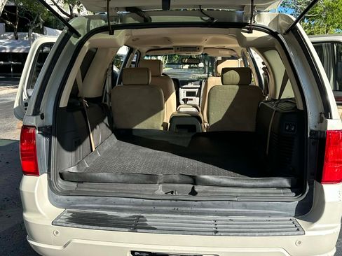 Used 2005 Lincoln Navigator 4WD image 2