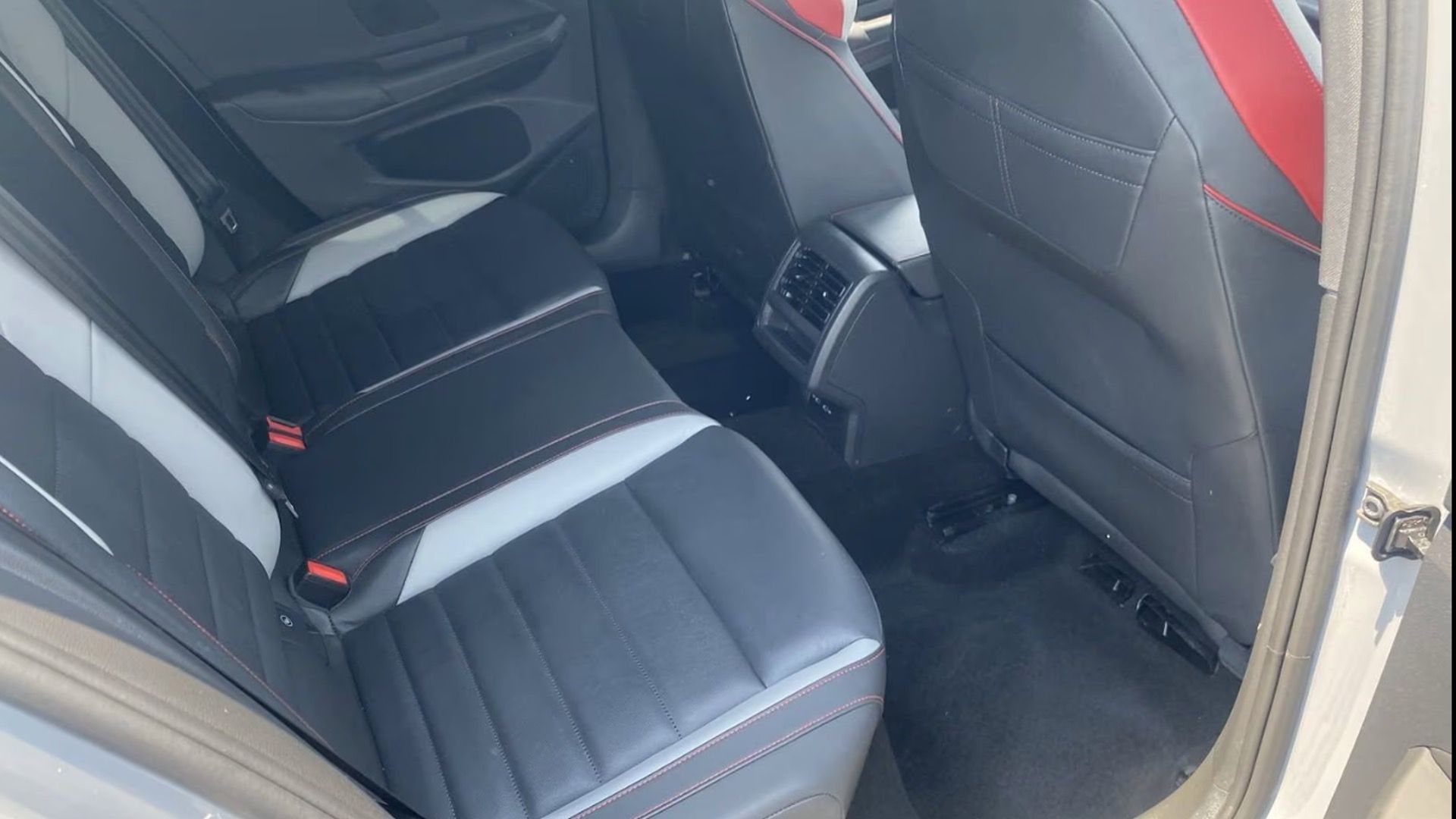 Used 2022 Volkswagen GTI SE FWD image 4